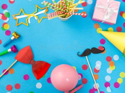 regalo-de-cumpleaños-rosado-y-accesorios-fiesta-concepto-celebración-decoración-rosa-para-fiestas-globos-confetti-colorido-162601366 (1)